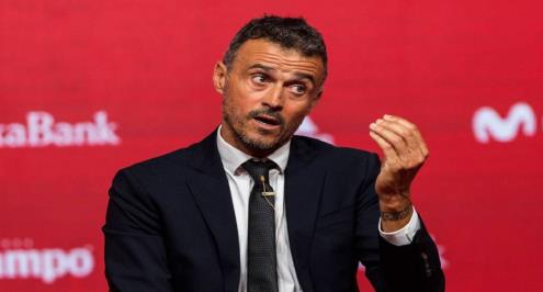 إنريكي: بيكيه اتخذ قرار الاعتزال منذ عامين